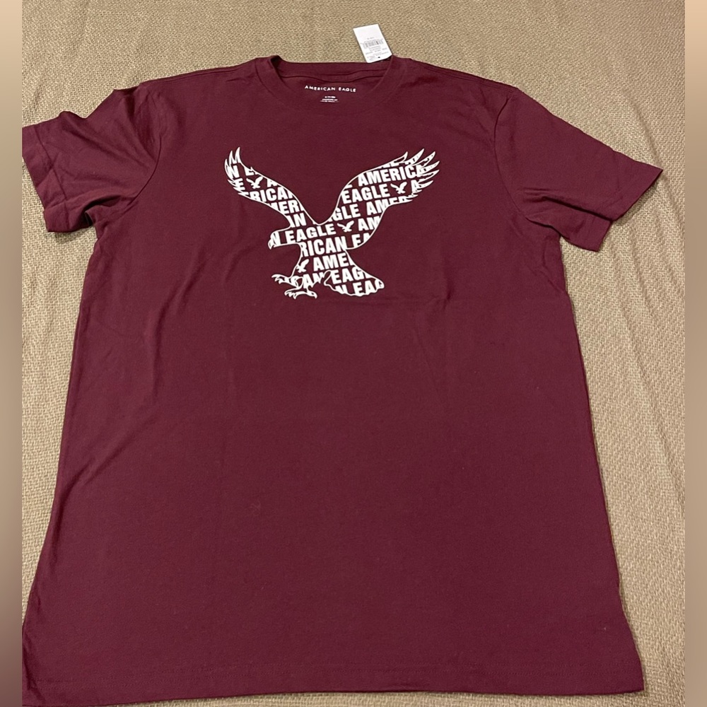 American Eagle: maroon screen printed shirt